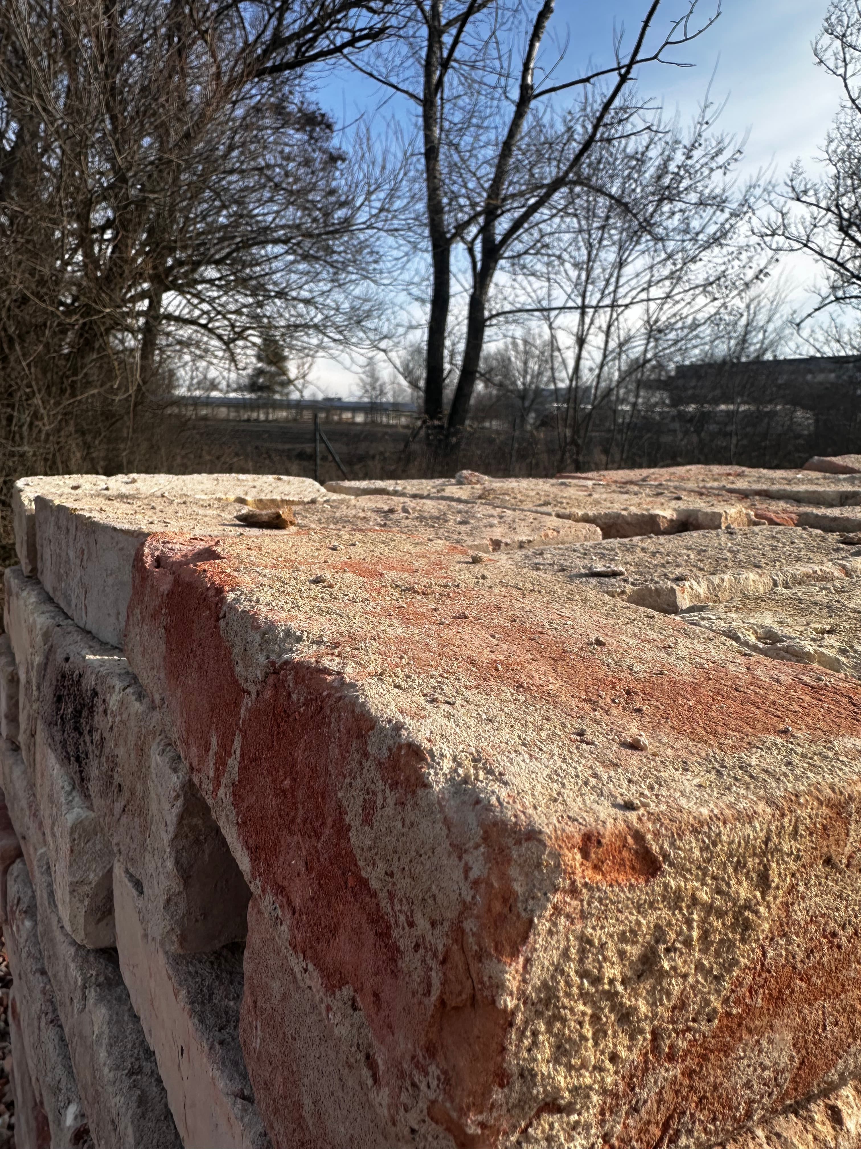 Detailní pohled na starou cihlu