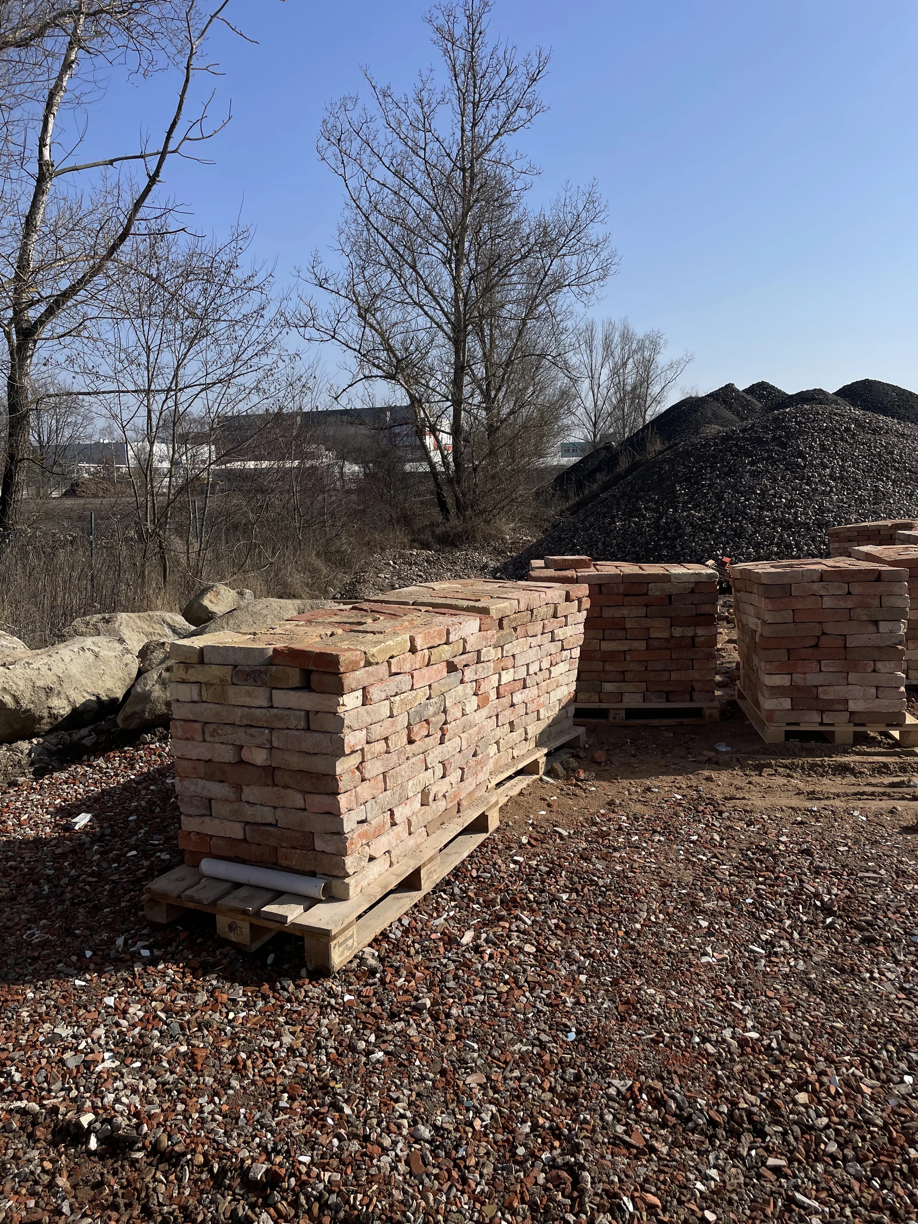 Staré cihly připravené k odběru