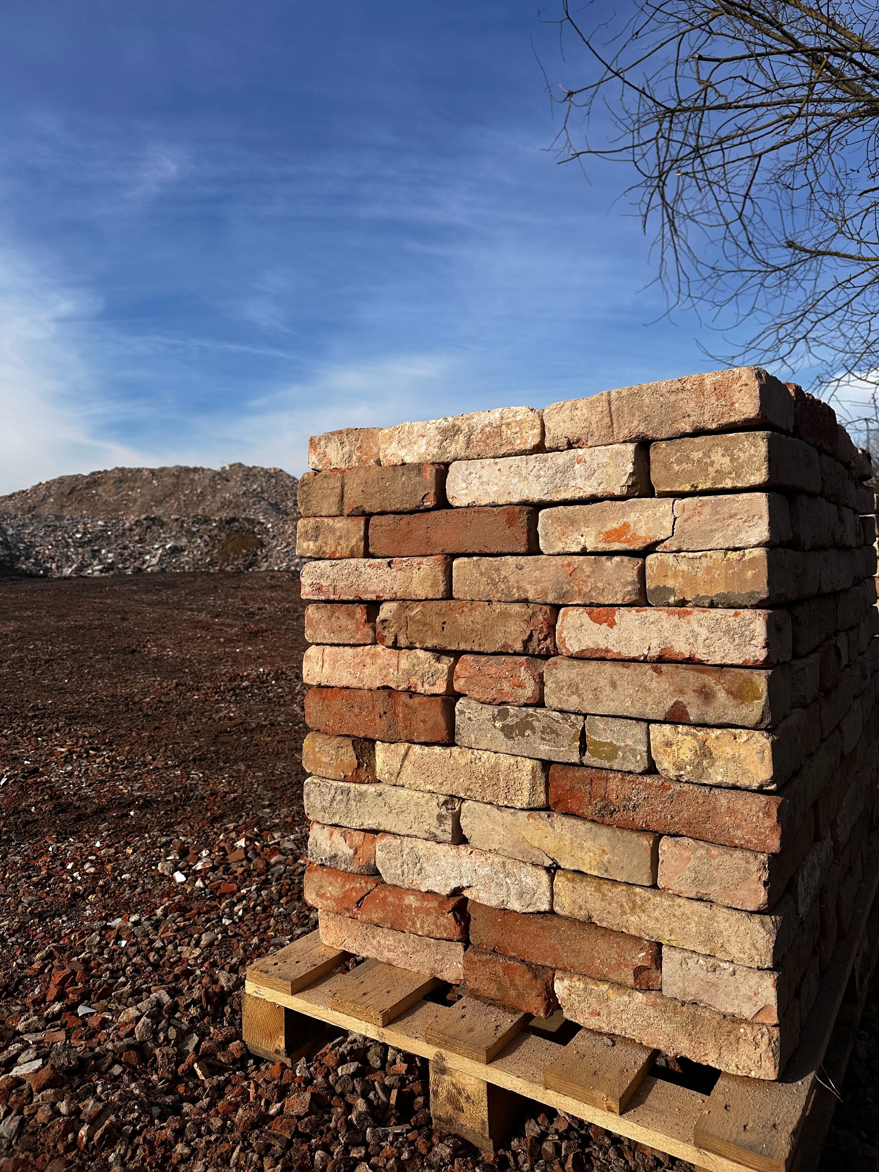Chlapské ruce pokládající starou cihlu
